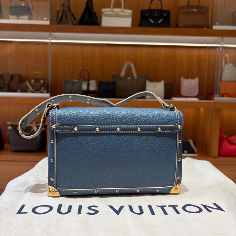 【限量復古、硬盒質感】Louis Vuitton Suhali Emeraude 山羊皮鉚釘肩背包|復刻經典款式|藍色硬挺皮革|輕奢收藏選擇-1