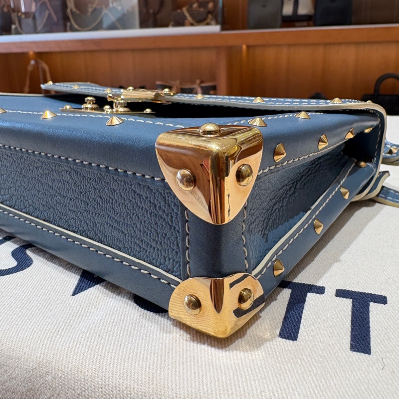 【限量復古、硬盒質感】Louis Vuitton Suhali Emeraude 山羊皮鉚釘肩背包|復刻經典款式|藍色硬挺皮革|輕奢收藏選擇-3