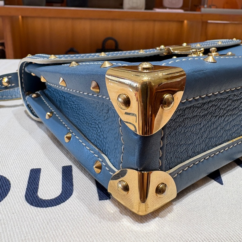 【限量復古、硬盒質感】Louis Vuitton Suhali Emeraude 山羊皮鉚釘肩背包|復刻經典款式|藍色硬挺皮革|輕奢收藏選擇-4