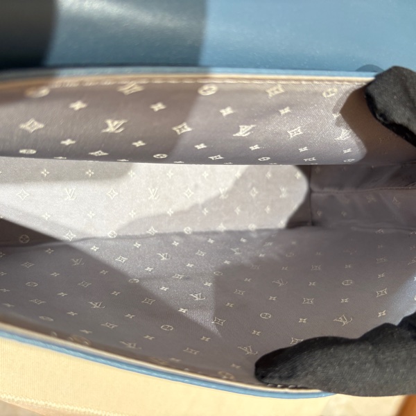 【限量復古、硬盒質感】Louis Vuitton Suhali Emeraude 山羊皮鉚釘肩背包|復刻經典款式|藍色硬挺皮革|輕奢收藏選擇-5