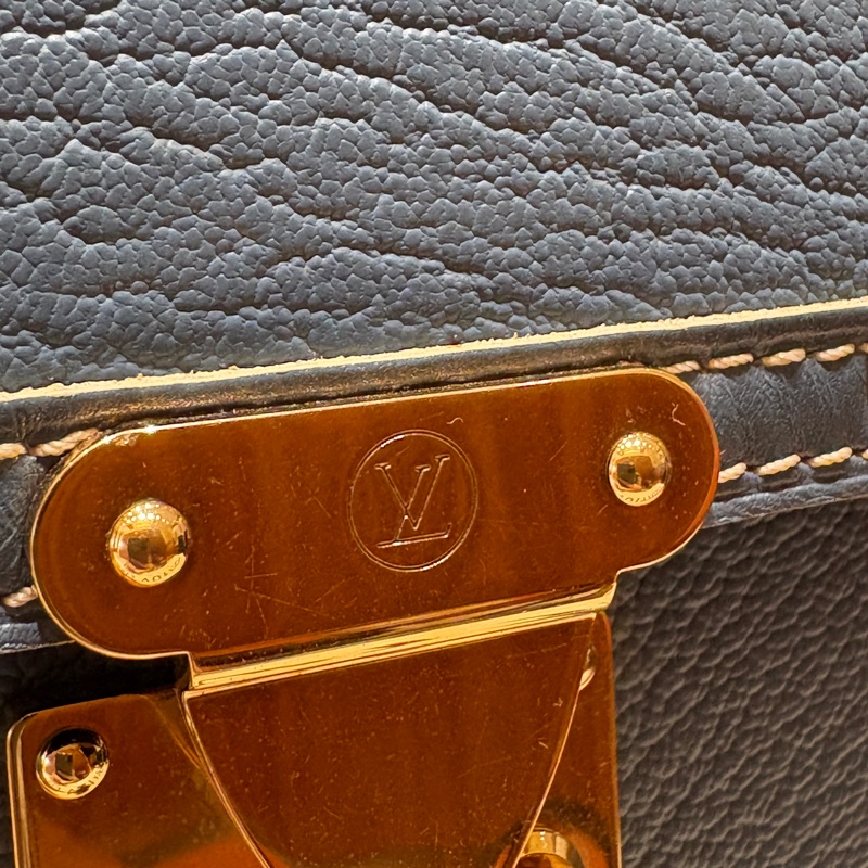 【限量復古、硬盒質感】Louis Vuitton Suhali Emeraude 山羊皮鉚釘肩背包|復刻經典款式|藍色硬挺皮革|輕奢收藏選擇-6