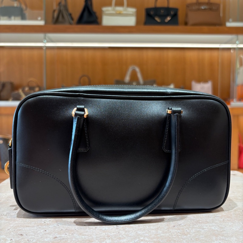 【經典極簡・時尚收藏】PRADA 黑色牛皮保齡球包|全皮革設計|搭配金屬鎖頭與原廠卡件|義式摩登復古風格首選-1