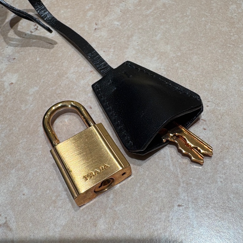 【經典極簡・時尚收藏】PRADA 黑色牛皮保齡球包|全皮革設計|搭配金屬鎖頭與原廠卡件|義式摩登復古風格首選-2