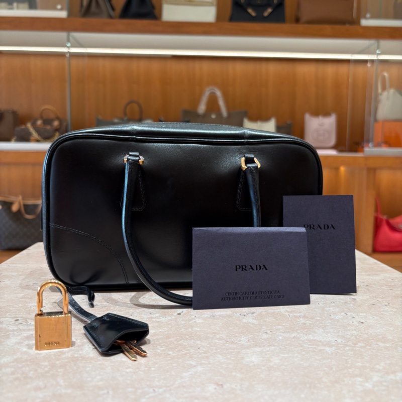 【經典極簡・時尚收藏】PRADA 黑色牛皮保齡球包|全皮革設計|搭配金屬鎖頭與原廠卡件|義式摩登復古風格首選-5
