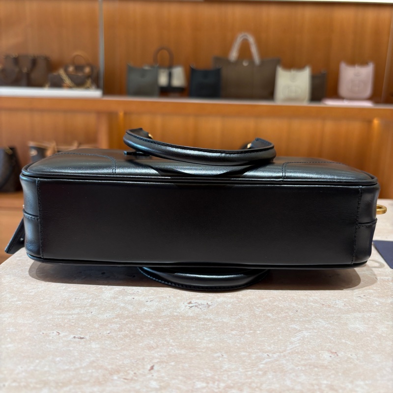 【經典極簡・時尚收藏】PRADA 黑色牛皮保齡球包|全皮革設計|搭配金屬鎖頭與原廠卡件|義式摩登復古風格首選-7