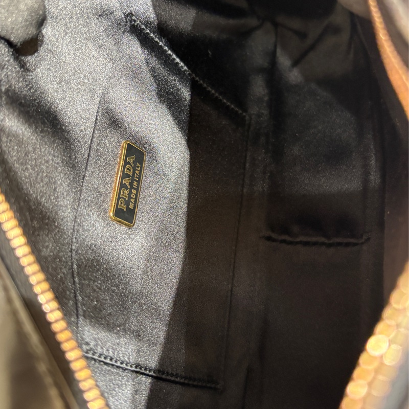 【經典極簡・時尚收藏】PRADA 黑色牛皮保齡球包|全皮革設計|搭配金屬鎖頭與原廠卡件|義式摩登復古風格首選-8