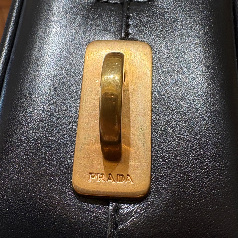 【經典極簡・時尚收藏】PRADA 黑色牛皮保齡球包|全皮革設計|搭配金屬鎖頭與原廠卡件|義式摩登復古風格首選-10