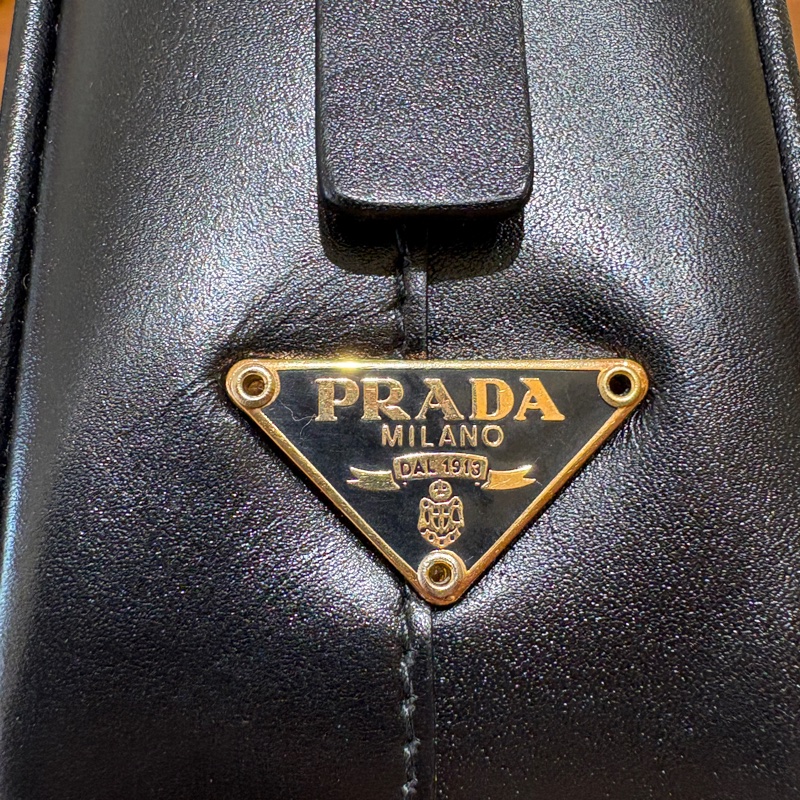 【經典極簡・時尚收藏】PRADA 黑色牛皮保齡球包|全皮革設計|搭配金屬鎖頭與原廠卡件|義式摩登復古風格首選-11