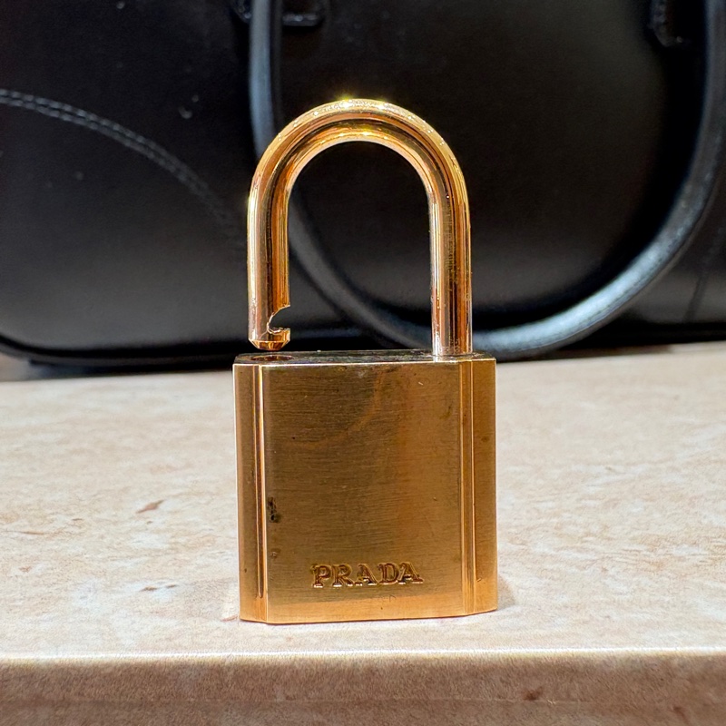 【經典極簡・時尚收藏】PRADA 黑色牛皮保齡球包|全皮革設計|搭配金屬鎖頭與原廠卡件|義式摩登復古風格首選-12