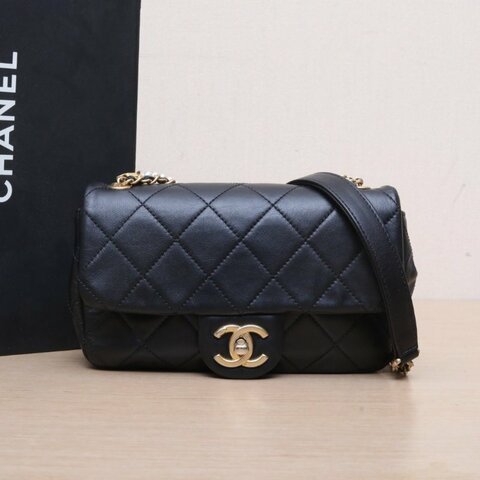 CHANEL 20B口蓋包20黑色羊皮30開金扣珍珠皮穿雙鏈肩背包