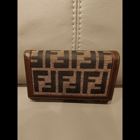 年終大出清，FENDI中夾狀況正常