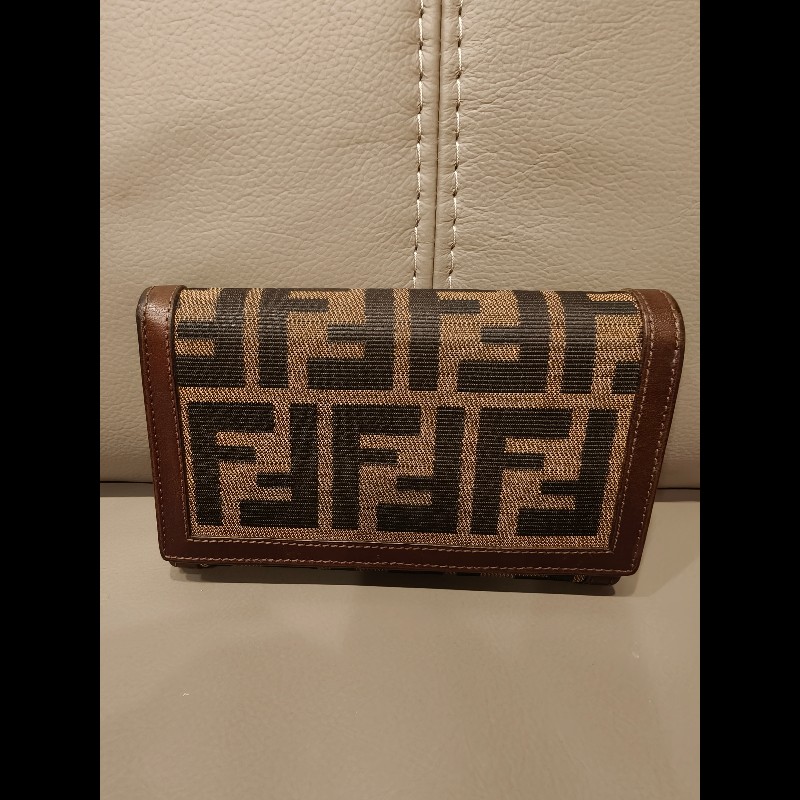 年終大出清，FENDI中夾狀況正常-0