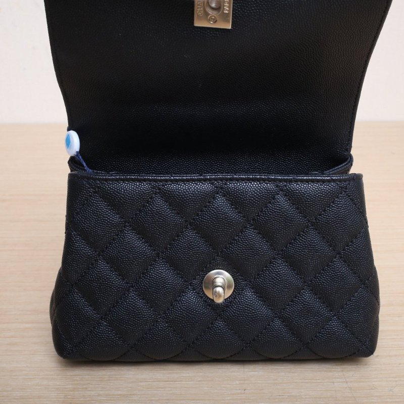 CHANEL CocoHandleMini19黑色荔枝牛皮晶片開淺金扣蜥蜴壓紋手柄肩背包-3