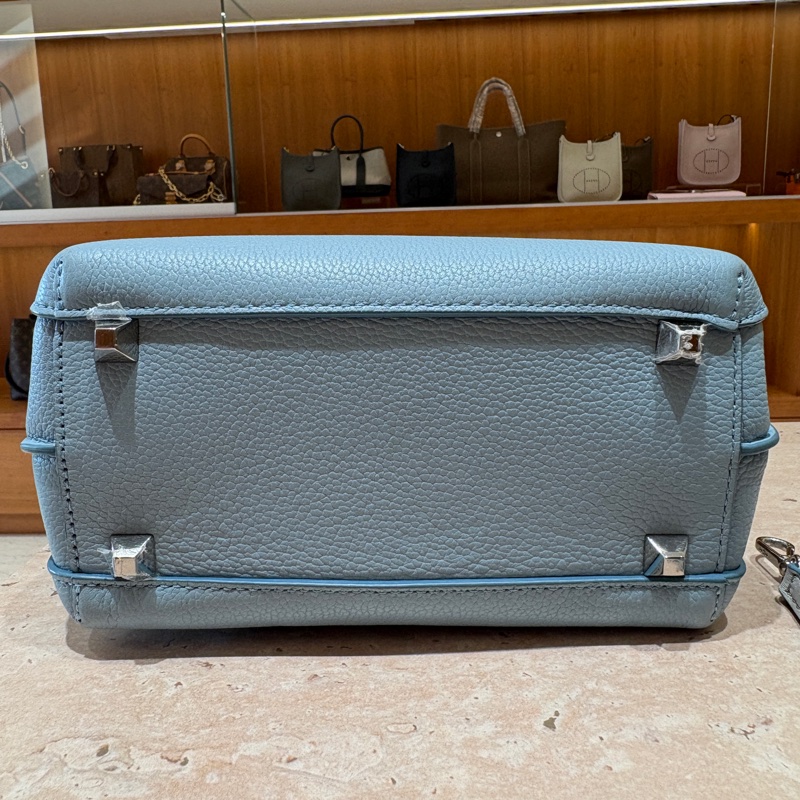 【高質感百搭小包】MCM 天藍色手提斜背包｜溫柔色調百搭氣質｜實用收納輕盈出行｜日韓系穿搭首選-7