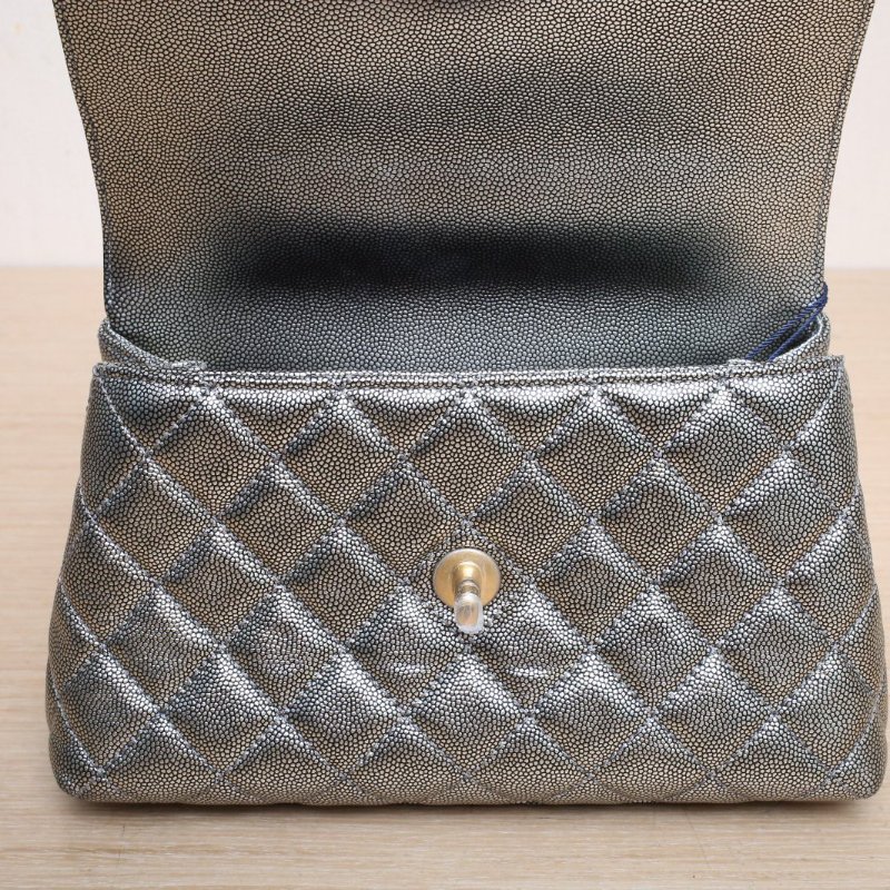 CHANEL CocoHandle小號24銀色牛皮28開金扣肩背包-3