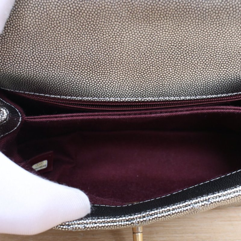 CHANEL CocoHandle小號24銀色牛皮28開金扣肩背包-4