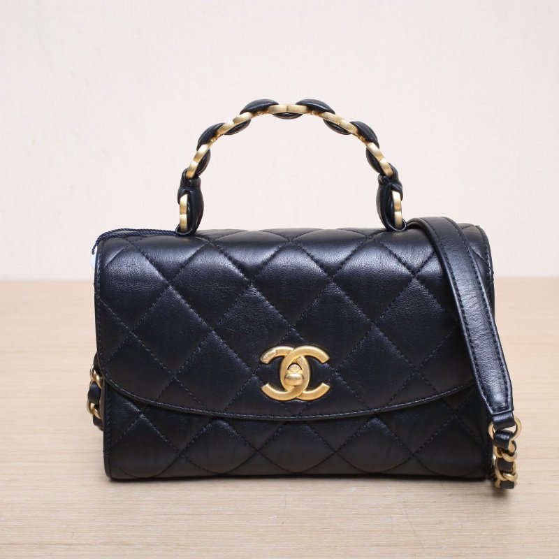 CHANEL 21S口蓋包20黑色羊皮31開金扣金屬皮穿手柄肩背包-1