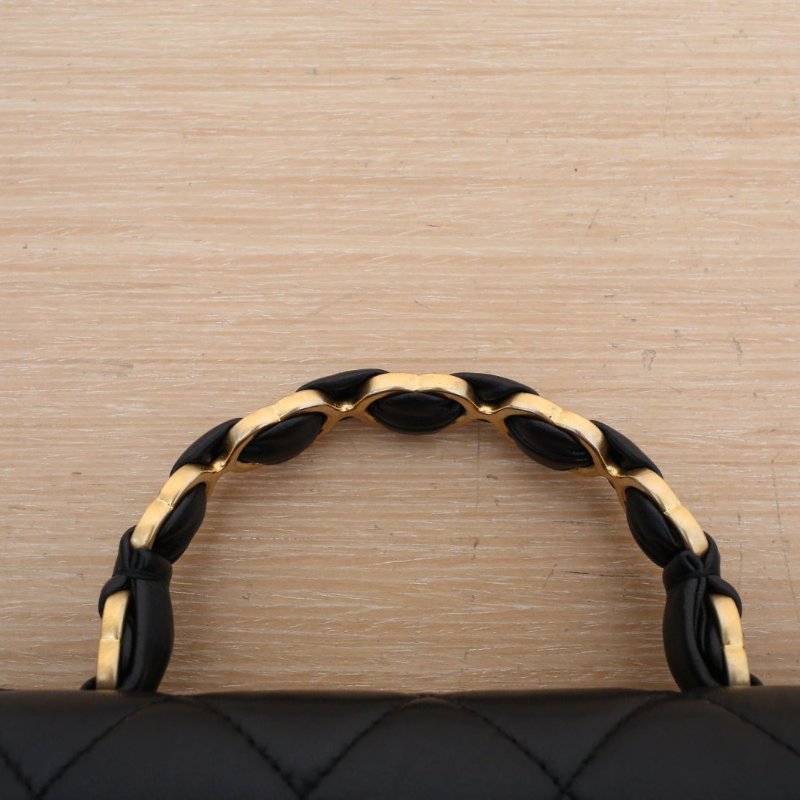 CHANEL 21S口蓋包20黑色羊皮31開金扣金屬皮穿手柄肩背包-2