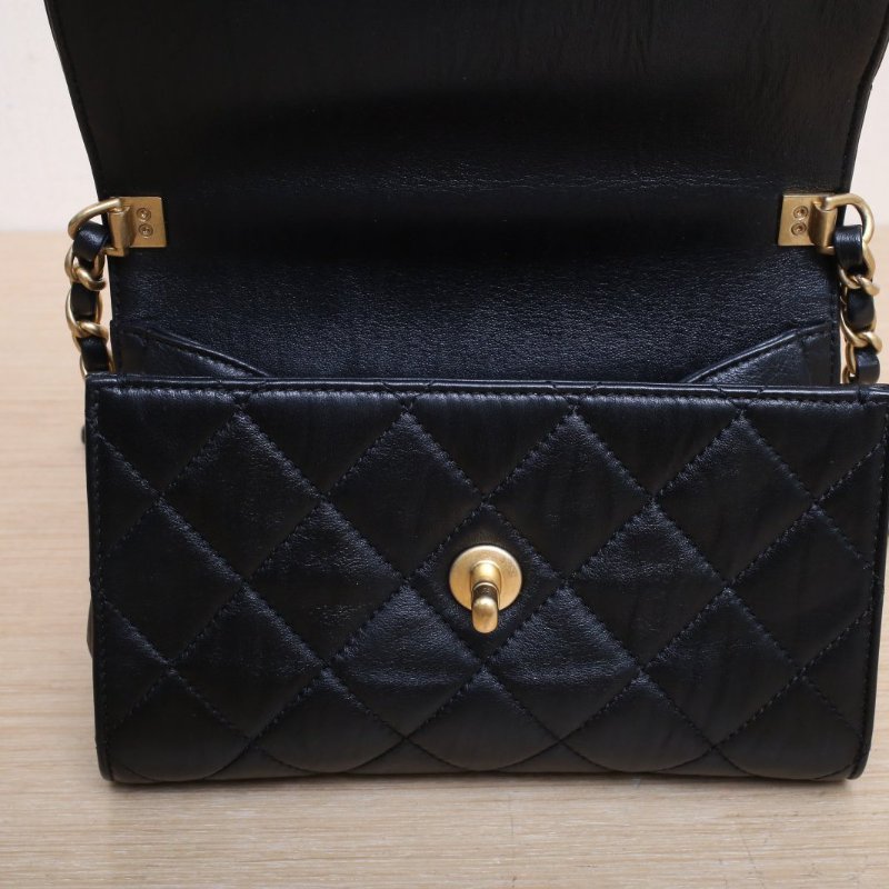 CHANEL 21S口蓋包20黑色羊皮31開金扣金屬皮穿手柄肩背包-3
