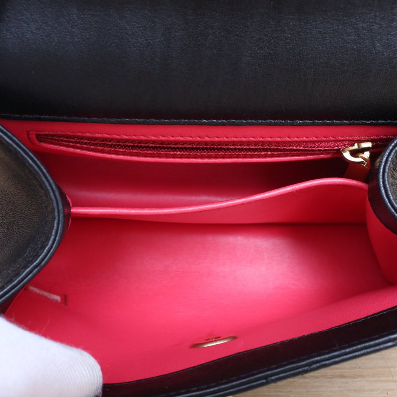 CHANEL 21S口蓋包20黑色羊皮31開金扣金屬皮穿手柄肩背包-4