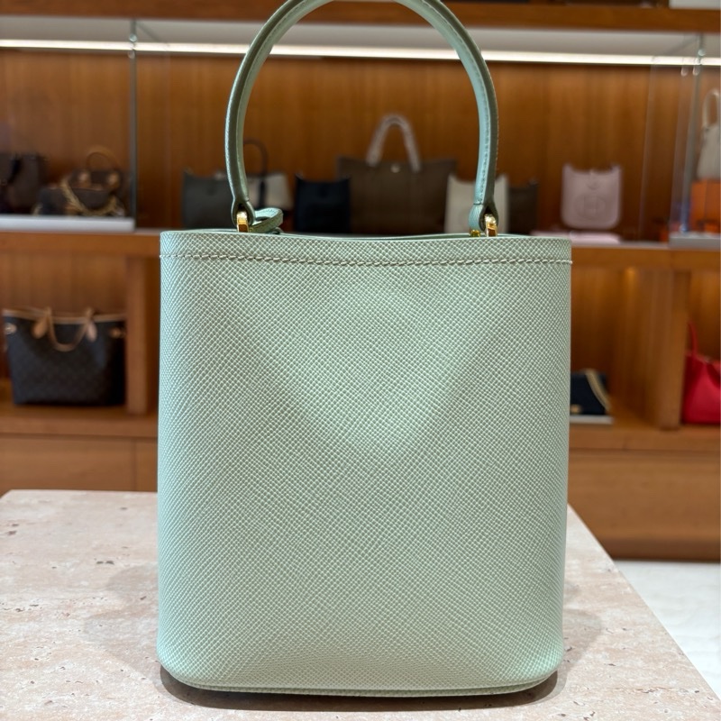 【限量色推薦、優雅滿分】Prada Panier 薄荷綠水桶包|Saffiano 皮革|肩背/斜背兩用|高顏值穿搭首選-1