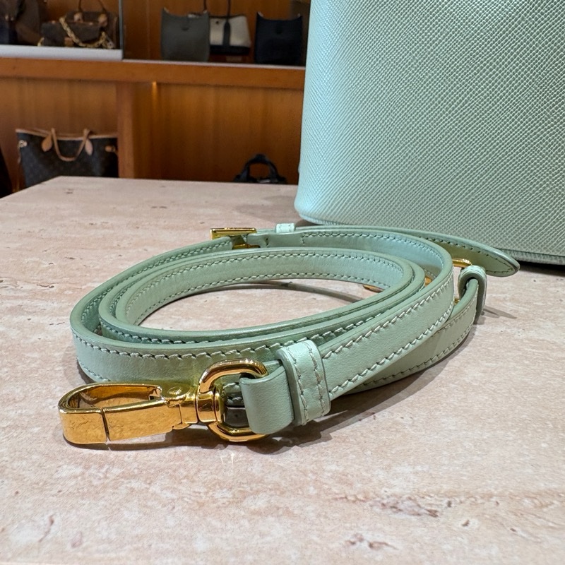 【限量色推薦、優雅滿分】Prada Panier 薄荷綠水桶包|Saffiano 皮革|肩背/斜背兩用|高顏值穿搭首選-3