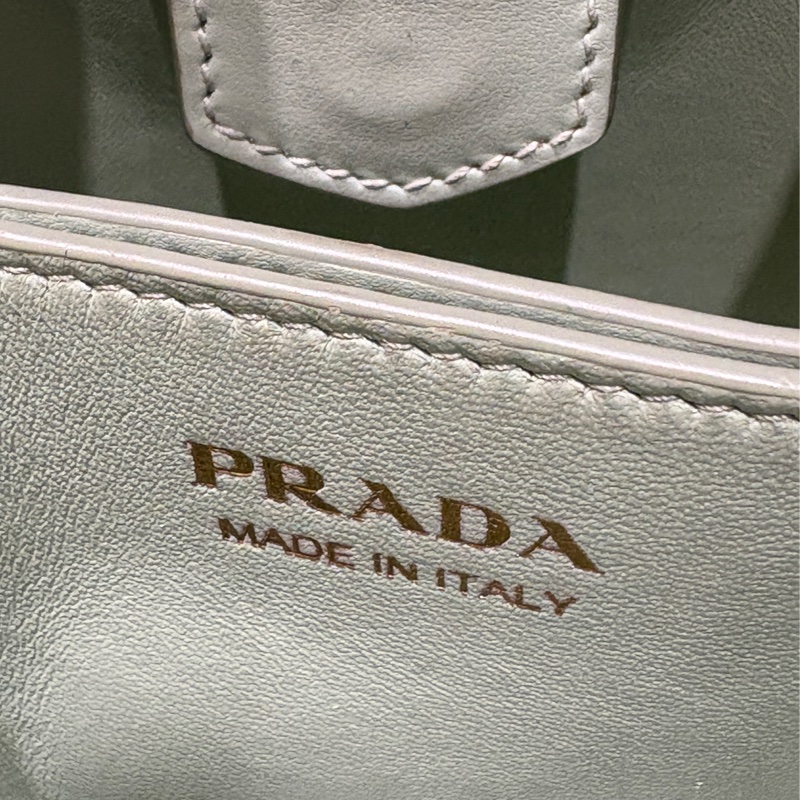 【限量色推薦、優雅滿分】Prada Panier 薄荷綠水桶包|Saffiano 皮革|肩背/斜背兩用|高顏值穿搭首選-4