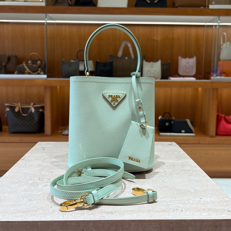 【限量色推薦、優雅滿分】Prada Panier 薄荷綠水桶包|Saffiano 皮革|肩背/斜背兩用|高顏值穿搭首選-5