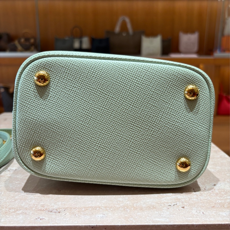 【限量色推薦、優雅滿分】Prada Panier 薄荷綠水桶包|Saffiano 皮革|肩背/斜背兩用|高顏值穿搭首選-7