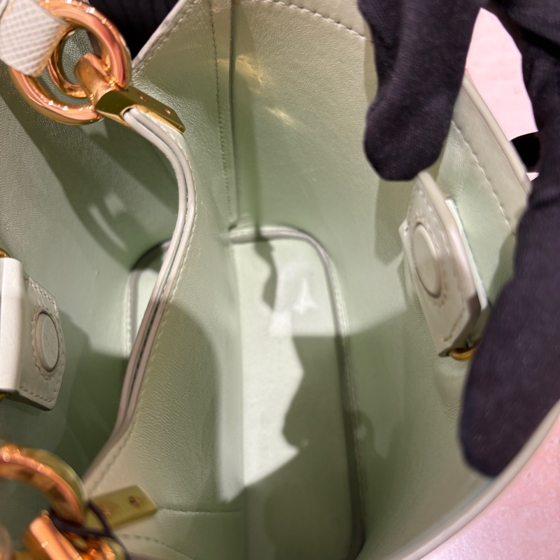 【限量色推薦、優雅滿分】Prada Panier 薄荷綠水桶包|Saffiano 皮革|肩背/斜背兩用|高顏值穿搭首選-8