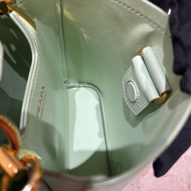 【限量色推薦、優雅滿分】Prada Panier 薄荷綠水桶包|Saffiano 皮革|肩背/斜背兩用|高顏值穿搭首選-9