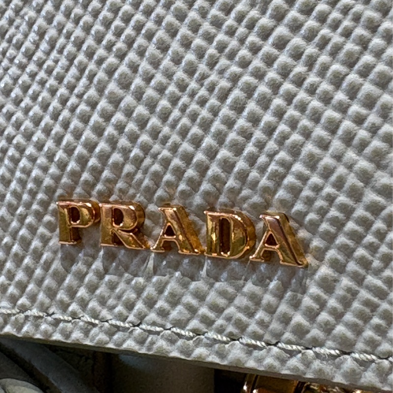 【限量色推薦、優雅滿分】Prada Panier 薄荷綠水桶包|Saffiano 皮革|肩背/斜背兩用|高顏值穿搭首選-10