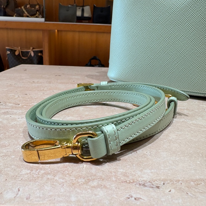 【限量色推薦、優雅滿分】Prada Panier 薄荷綠水桶包|Saffiano 皮革|肩背/斜背兩用|高顏值穿搭首選-13