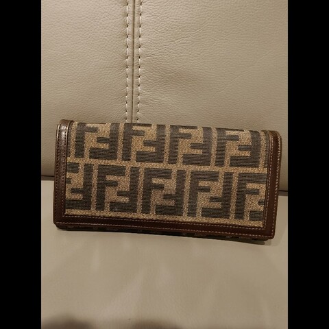 不議價日本帶回，年終特價出清fendi長夾