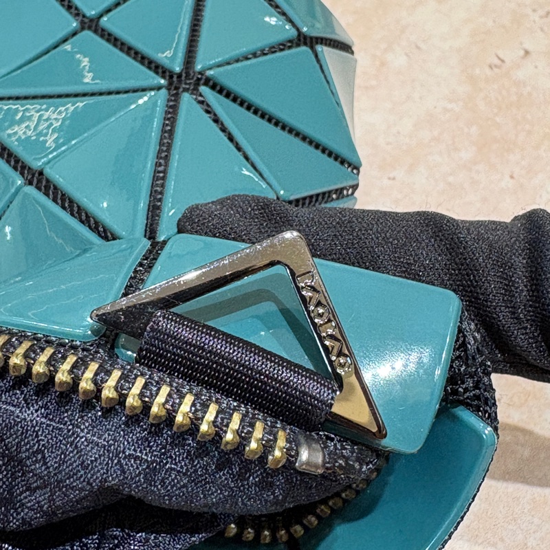 【限量設計、輕盈造型】ISSEY MIYAKE BAOBAO 幾何鏈袋斜背包｜立體菱格拼接｜潮流日系穿搭包款-5