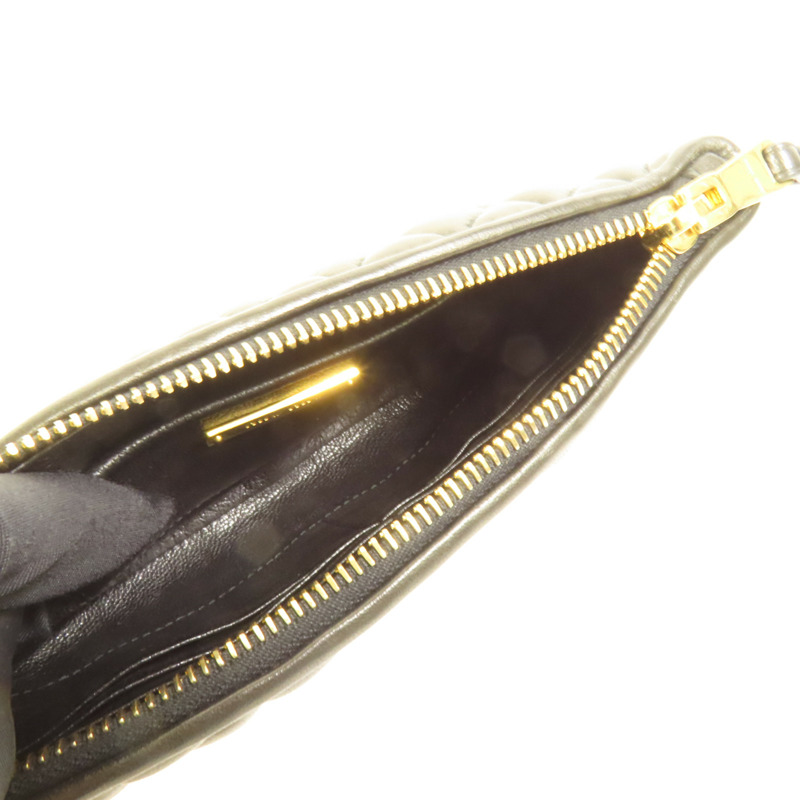 Miu Miu 羊皮皮革Pouch金扣手拿包-4