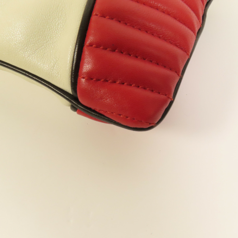 Miu Miu 羊皮皮革Pouch金扣手拿包-11