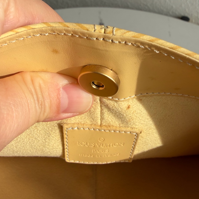 lv米黃色EPI小肩背包🐥晚宴包、交換禮物-12