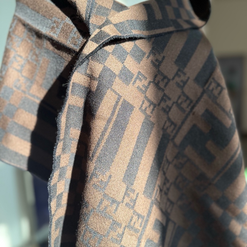 特價優惠🉐 🌸 【精品圍巾|Fendi FF 大格紋雙色長圍巾】-1