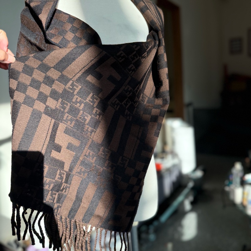 特價優惠🉐 🌸 【精品圍巾|Fendi FF 大格紋雙色長圍巾】-8