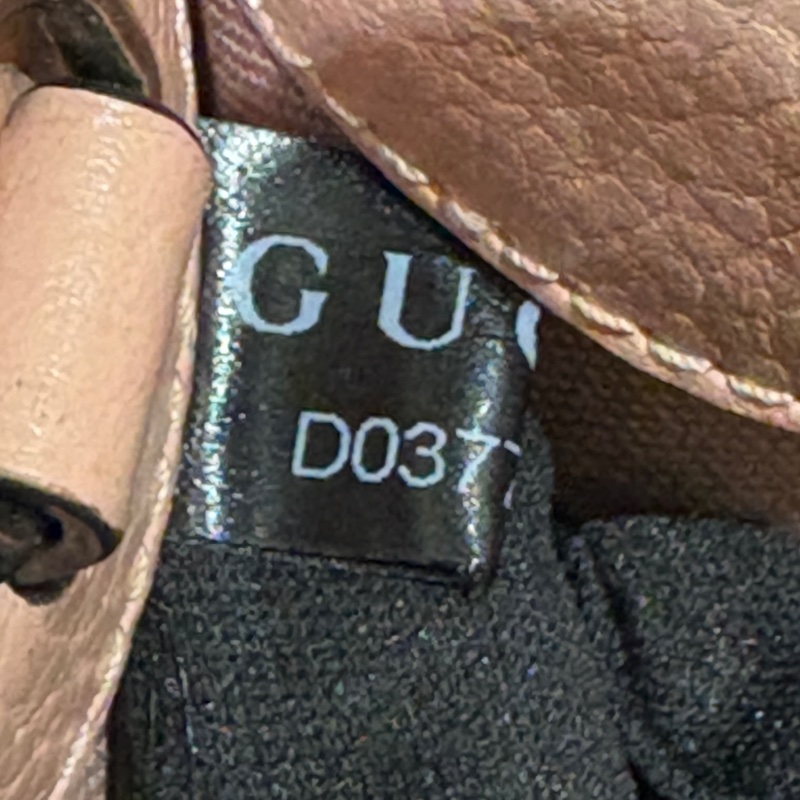 Gucci Fowler Monogram Matte 皮革壓紋腋下包-11