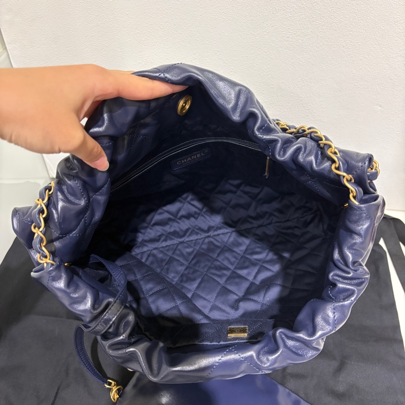 Chanel 22深藍牛皮金釦小號肩背包-6