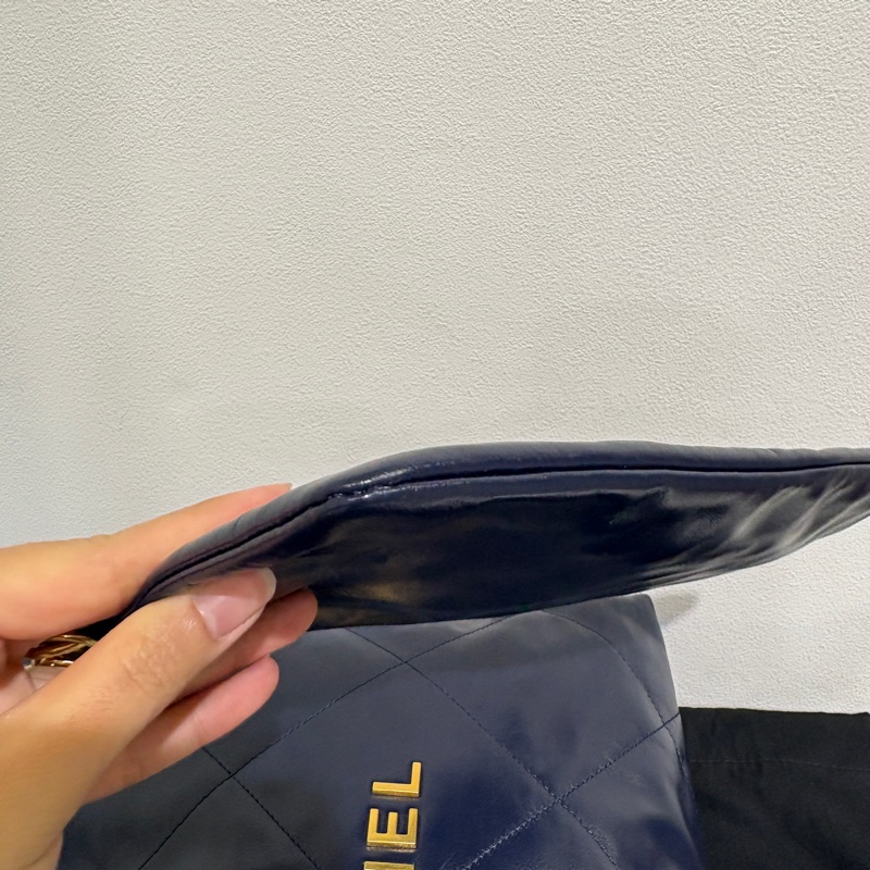 Chanel 22深藍牛皮金釦小號肩背包-11