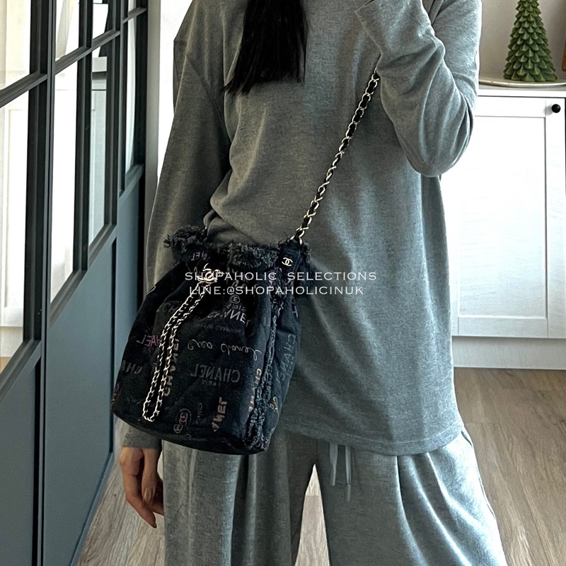 Chanel 22P黑色塗鴉牛仔水桶包大號AS3027-1