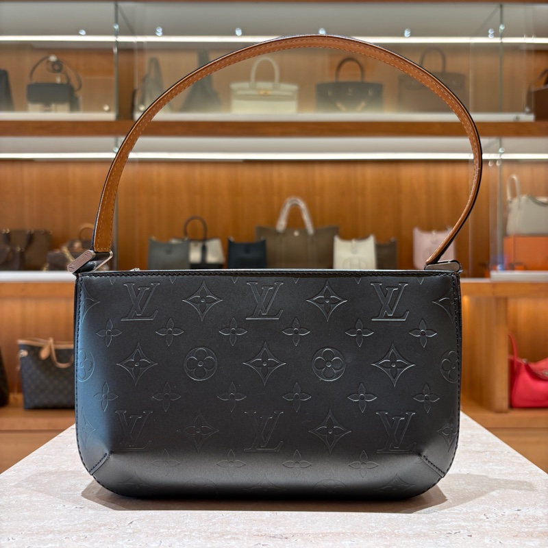 【經典回歸,霧黑魅力】 Louis Vuitton Fowler Monogram Matte 壓紋腋下包|復古肩背設計|極簡霧面皮革|精品質感推薦-0