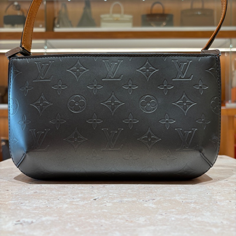 【經典回歸,霧黑魅力】 Louis Vuitton Fowler Monogram Matte 壓紋腋下包|復古肩背設計|極簡霧面皮革|精品質感推薦-1