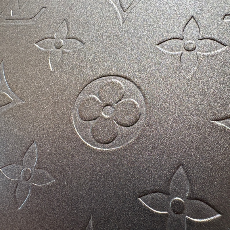 【經典回歸,霧黑魅力】 Louis Vuitton Fowler Monogram Matte 壓紋腋下包|復古肩背設計|極簡霧面皮革|精品質感推薦-2