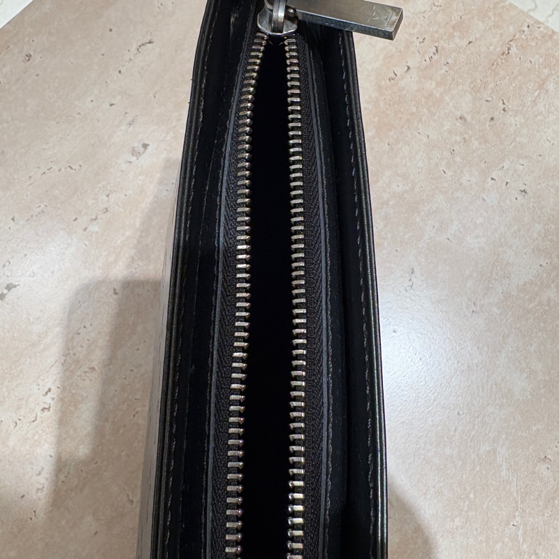 【經典回歸,霧黑魅力】 Louis Vuitton Fowler Monogram Matte 壓紋腋下包|復古肩背設計|極簡霧面皮革|精品質感推薦-4