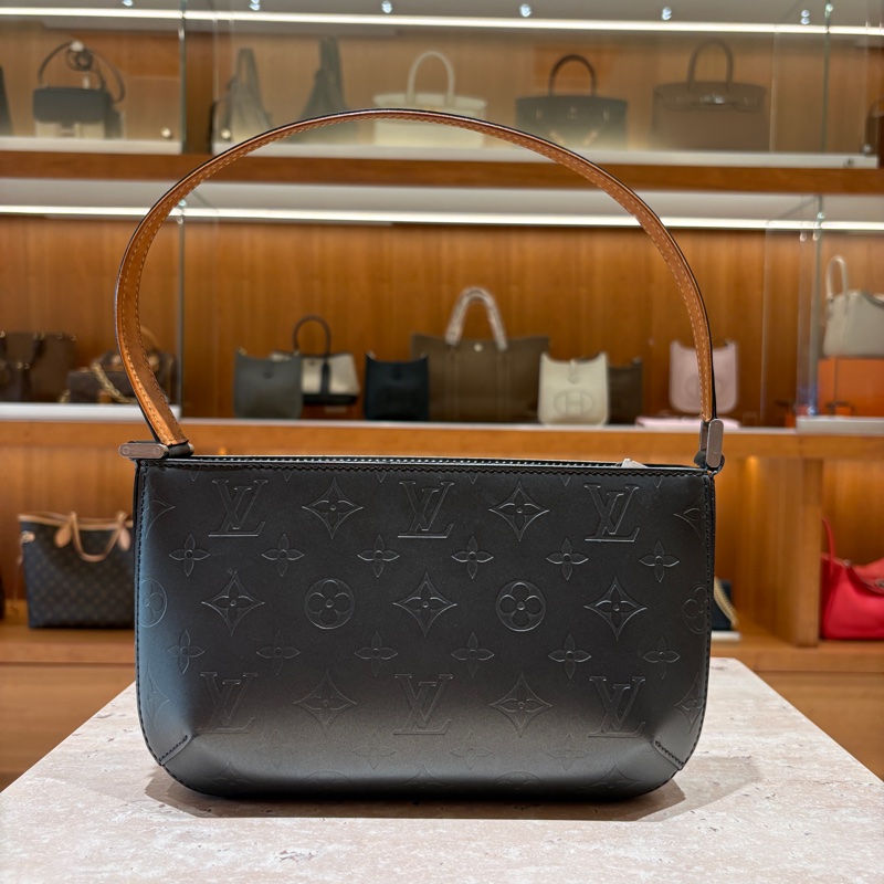 【經典回歸,霧黑魅力】 Louis Vuitton Fowler Monogram Matte 壓紋腋下包|復古肩背設計|極簡霧面皮革|精品質感推薦-6