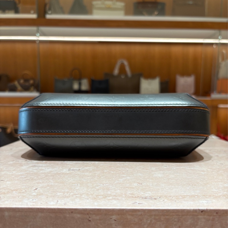 【經典回歸,霧黑魅力】 Louis Vuitton Fowler Monogram Matte 壓紋腋下包|復古肩背設計|極簡霧面皮革|精品質感推薦-7